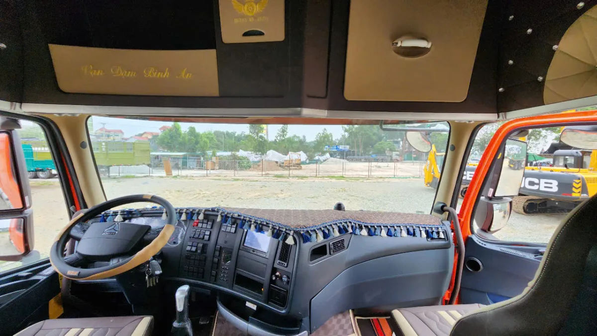 Không gian bên trong cabin nhìn từ giường qua kính lái của xe đầu kéo sitrak t7h 540