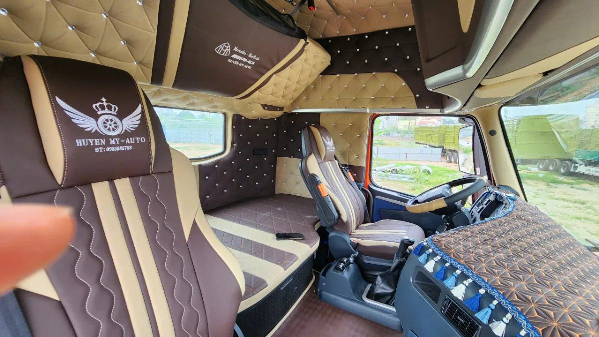 Không gian bên trong cabin sitrak t7h 540