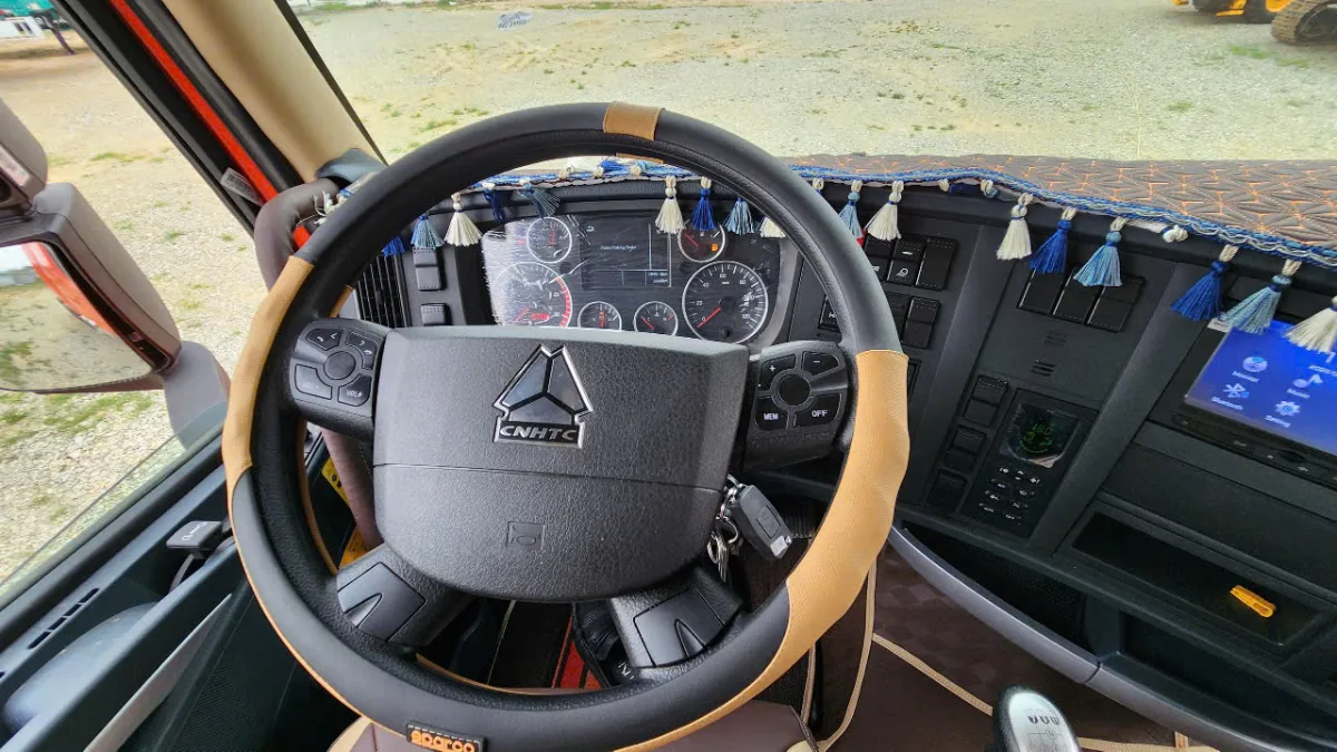 vô lăng & màn hình táp lô của xe đầu kéo sitrak t7h 540