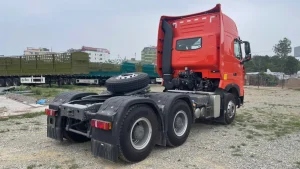Hình ảnh nhìn từ phía sau bên phụ của xe đầu kéo sitrak t7h 540 mầu cam