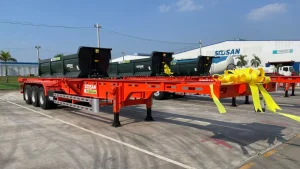 Mooc xương 40ft soosan mầu cam đứng cạnh mooc ben soosan